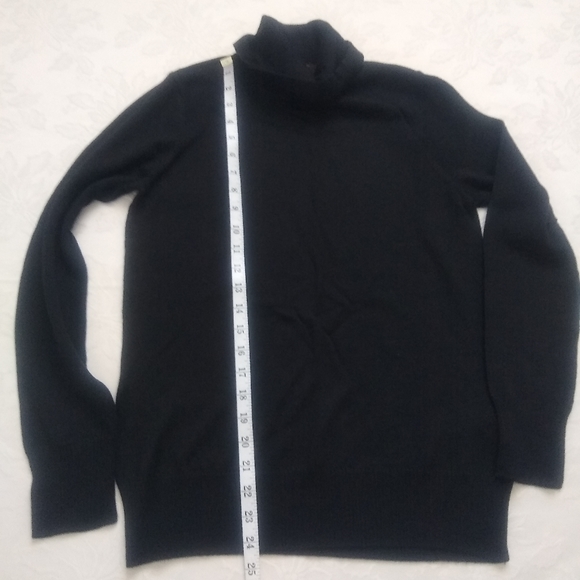 Black turtleneck fine soft wool sweater - Picture 7 of 8